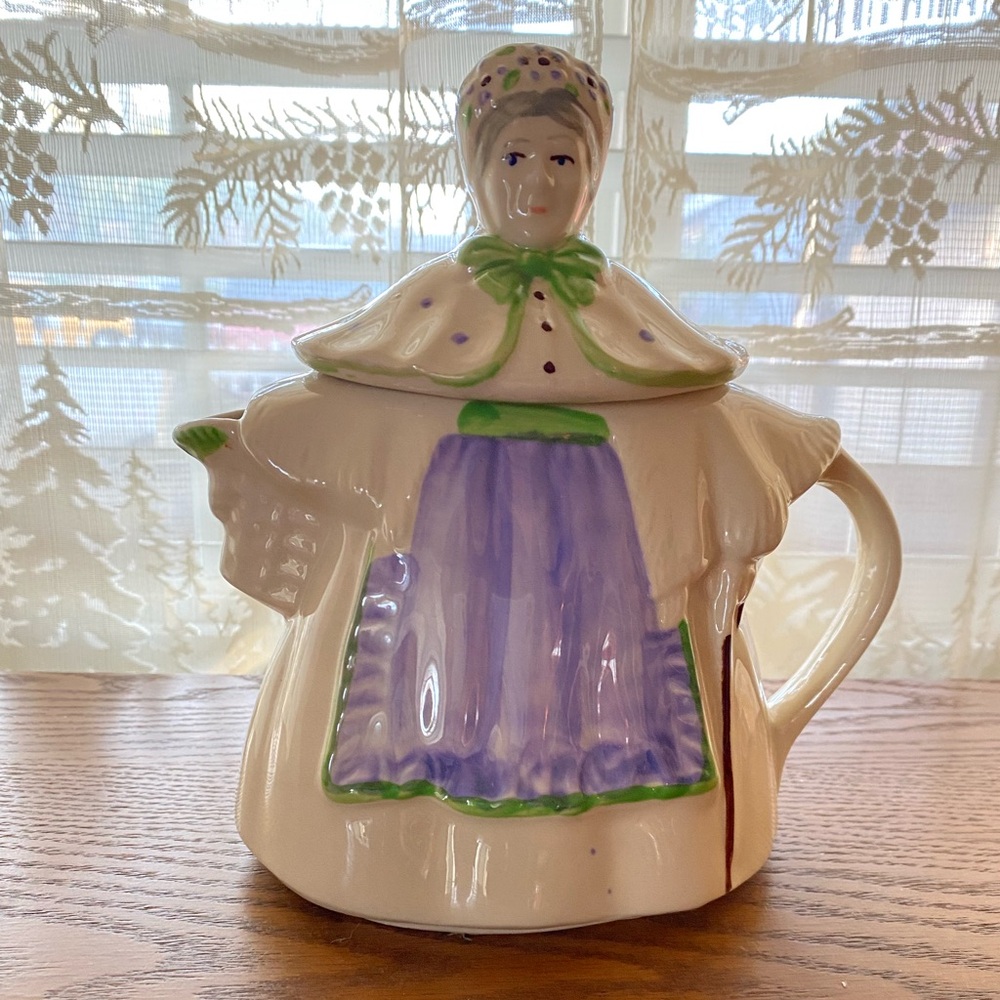 Vintage 1940s Shawnee Granny Ann Teapot